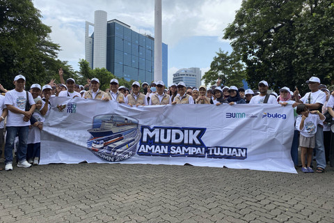 Wakil Direktur Utama Perum Bulog, Marga Taufiq melepas Program Mudik Gratis Bulog di Kantor Pusat Bulog, Jakarta, Kamis (27/3/2025). Foto: Muhammad Fhandra Hardiyon/kumparan