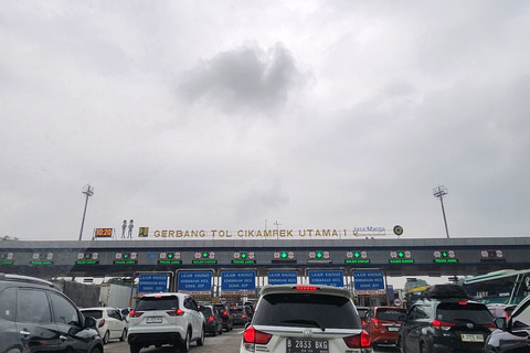 Kondisi lalu lintas arus mudik Lebaran 2025 di Tol Jakarta - Cikampek, Kamis (27/3/2025). Foto: Wendy/Pembaca kumparan