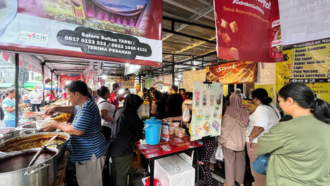 Suasana 'war takjil' di bazar takjil Ramadan Bendungan Hilir, Jakarta Pusat, Kamis (27/3/2025). Foto: Haya Syahira/kumparan