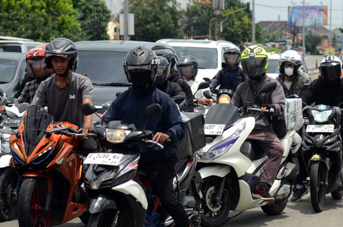 Pemudik bermotor melintas di jalur Pantura Tegal, Jawa Tengah, Kamis (27/3/2025). Foto: Oky Lukmansyah/ANTARA FOTO