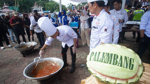 Sejumlah chef yang turut membantu memasak 1 ton daging terdiri 300 kg daging sapi dan 700 kg daging ayam yang diolah dalam dua menu yaitu rendang dan ayam kecap, Kamis (27/3) Foto: abp/urban id