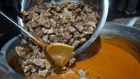 300 Kg daging sapi yang dituangkan dalam adonan kuah rendang yang nantinya akan dibagikan oleh dr. Richard Lee kepada warga Palembang, Kamis (27/3) Foto: abp/urban id