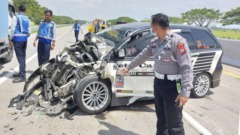 Kecelakaan beruntun terjadi di Tol Ngawi - Kertosono KM 588+100 A dari Ngawi, masuk Desa/Kecamatan Kasreman, Kabupaten Ngawi, Kamis (27/3/2025).  Foto: Dok. Polres Ngawi