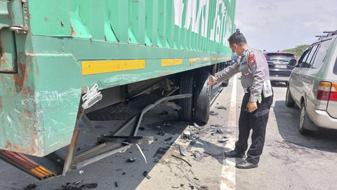 Kecelakaan beruntun terjadi di Tol Ngawi - Kertosono KM 588+100 A dari Ngawi, masuk Desa/Kecamatan Kasreman, Kabupaten Ngawi, Kamis (27/3/2025).  Foto: Dok. Polres Ngawi