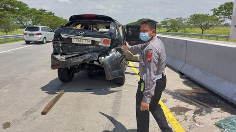 Kecelakaan beruntun terjadi di Tol Ngawi - Kertosono KM 588+100 A dari Ngawi, masuk Desa/Kecamatan Kasreman, Kabupaten Ngawi, Kamis (27/3/2025).  Foto: Dok. Polres Ngawi