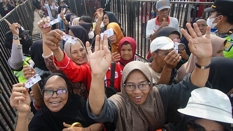 Sejumlah warga yang antre secara teratur mendapatkan daging rendang dan ayam kecap yang dibagikandr.Richard Lee di Pelataran Benteng Kuto Besak Palembang, Kamis (27/3) Foto: abp/urban id