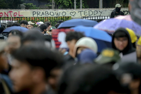 Sejumlah demonstran melaksanakan unjuk rasa menolak RUU TNI di depan kompleks Parlemen, Senayan, Jakarta, Kamis (27/3/2025). Foto: Jamal Ramadhan/kumparan