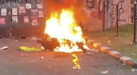 Ilustrasi motor polisi dibakar. Foto: Rachmadi Rasyad/kumparan