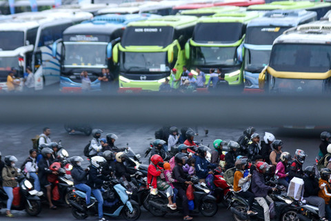 Sejumlah kendaraan antre memasuki kapal di Pelabuhan Gilimanuk, Jembrana, Bali, Kamis (27/3/2025). Foto: Budi Candra Setya/ANTARA FOTO