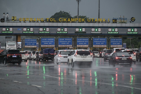 Sejumlah kendaraan melintas saat penerapan lalu lintas satu arah atau one way di Gerbang Tol Cikampek Utama, Karawang, Jawa Barat, Kamis (27/3/2025). Foto: Fauzan/ANTARA FOTO