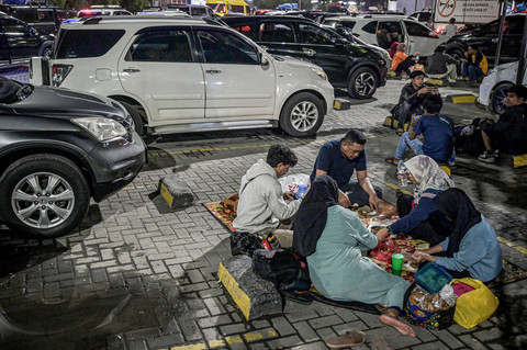 Pemudik menyantap makanan saat waktu sahur di rest area KM 57 Tol Jakarta-Cikampek, Karawang, Jawa Barat, Jumat (28/3/2025). Foto: ANTARA FOTO/Fauzan