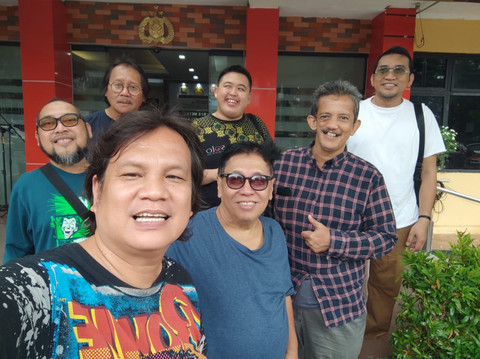 Rekan-rekan jenguk Fariz RM di Rutan Polres Jakarta Selatan. Foto: Dok: Stanley Tulung 