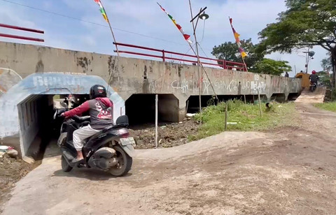 Warga Blok Kolot, Desa Legok, Kecamatan Lohbener, Kabupaten Indramayu, membangun jalan alternatif lewat gorong-gorong untuk hindari kemacetan saat arus mudik, Jumat (28/3/2025). Foto: Dok kumparan