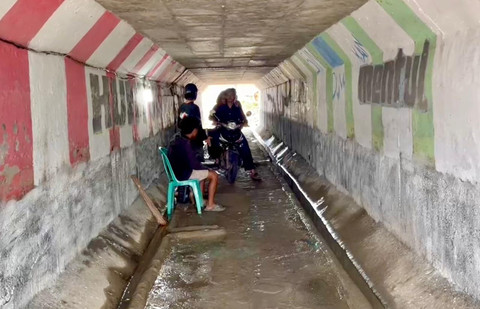 Warga Blok Kolot, Desa Legok, Kecamatan Lohbener, Kabupaten Indramayu, membangun jalan alternatif lewat gorong-gorong untuk hindari kemacetan saat arus mudik, Jumat (28/3/2025). Foto: Dok kumparan