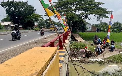Warga Blok Kolot, Desa Legok, Kecamatan Lohbener, Kabupaten Indramayu, membangun jalan alternatif lewat gorong-gorong untuk hindari kemacetan saat arus mudik, Jumat (28/3/2025). Foto: Dok kumparan