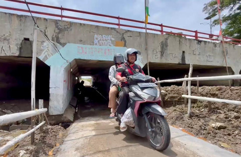 Warga Blok Kolot, Desa Legok, Kecamatan Lohbener, Kabupaten Indramayu, membangun jalan alternatif lewat gorong-gorong untuk hindari kemacetan saat arus mudik, Jumat (28/3/2025). Foto: Dok kumparan