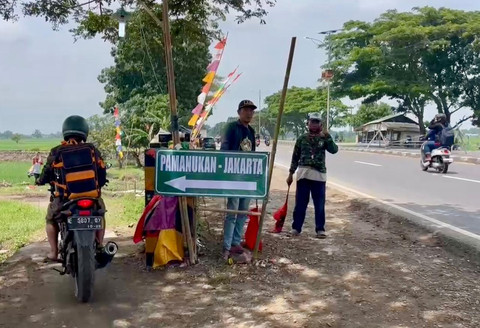 Warga Blok Kolot, Desa Legok, Kecamatan Lohbener, Kabupaten Indramayu, membangun jalan alternatif lewat gorong-gorong untuk hindari kemacetan saat arus mudik, Jumat (28/3/2025). Foto: Dok kumparan