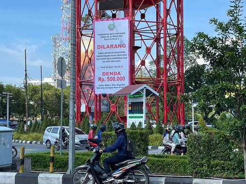 Baliho imbauan larangan memberi uang kepada pengemis atau pengamen di Pontianak yang sudah terpasang sejak 2023. Foto: Leo Prima/Hi!Pontianak