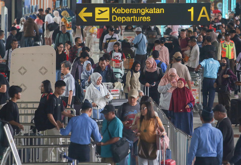 Calon penumpang antre untuk lapor diri di terminal 2 E Bandara Soekarno-Hatta, Tangerang, Banten, Jumat (28/3/2025). Foto: ANTARA FOTO/Muhammad Iqbal