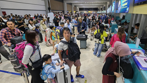 Calon penumpang antre untuk lapor diri di terminal 2 E Bandara Soekarno-Hatta, Tangerang, Banten, Jumat (28/3/2025). Foto: ANTARA FOTO/Muhammad Iqbal