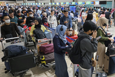 Calon penumpang antre untuk lapor diri di terminal 2 E Bandara Soekarno-Hatta, Tangerang, Banten, Jumat (28/3/2025). Foto: ANTARA FOTO/Muhammad Iqbal