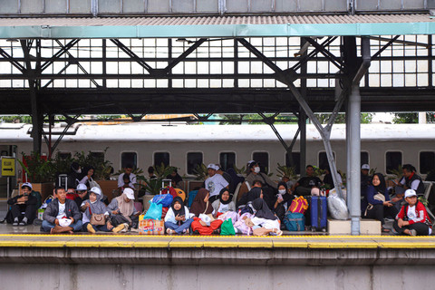 Calon penumpang menunggu kedatangan kereta di peron Stasiun Pasar Senen, Jakarta, Jumat (28/3/2025). Foto: Iqbal Firdaus/kumparan