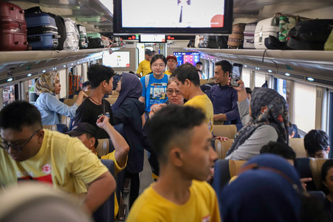 Calon penumpang menunggu kedatangan kereta di peron Stasiun Pasar Senen, Jakarta, Jumat (28/3/2025). Foto: Iqbal Firdaus/kumparan