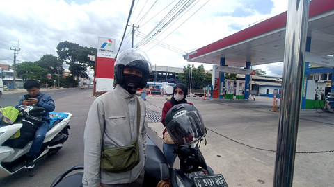 Husein pemudik asal Bekasi yang memilih jalur Cileunyi-Nagreg untuk pulang kampung ke Cilacap, Jumat (28/3). Foto: Robby Bouceu/kumparan