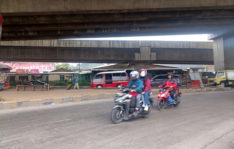 Pemudik motor melintas ke arah Jalan Raya Cicalengka-Nagreg, Jumat (28/3). Foto: Robby Bouceu/kumparan