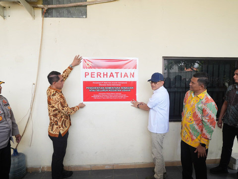 Menteri Pelindungan Pekerja Migran Indonesia (P2MI) Abdul Kadir Karding melakukan penyegelan terhadap kegiatan Perusahaan Penempatan Pekerja Migran Indonesia (P3MI) PT Multi Intan Amanah Internasional di Kelurahan Perwira, Bekasi, Jumat (28/3/2025). Foto: Dok. BP2MI