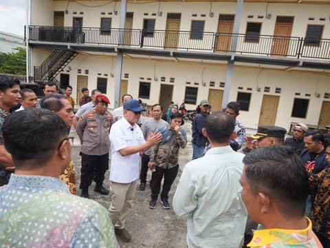 Menteri Pelindungan Pekerja Migran Indonesia (P2MI) Abdul Kadir Karding melakukan penyegelan terhadap kegiatan Perusahaan Penempatan Pekerja Migran Indonesia (P3MI) PT Multi Intan Amanah Internasional di Kelurahan Perwira, Bekasi, Jumat (28/3/2025). Foto: Dok. BP2MI