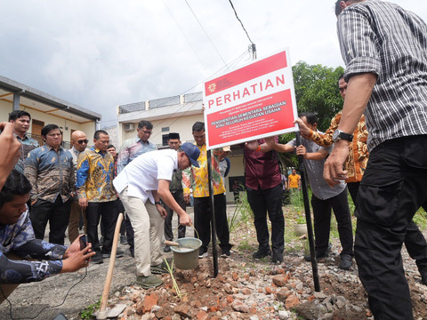 Menteri Pelindungan Pekerja Migran Indonesia (P2MI) Abdul Kadir Karding melakukan penyegelan terhadap kegiatan Perusahaan Penempatan Pekerja Migran Indonesia (P3MI) PT Multi Intan Amanah Internasional di Kelurahan Perwira, Bekasi, Jumat (28/3/2025). Foto: Dok. BP2MI