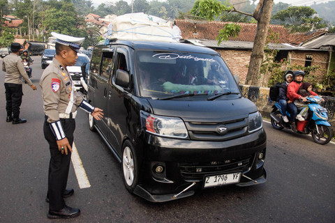 Personel kepolisian mengatur lalu lintas pengendara yang melintasi jalur mudik di kawasan Nagreg, Kabupaten Bandung, Jawa Barat, Jumat (28/3/2025).  Foto: ANTARA FOTO/Novrian Arbi