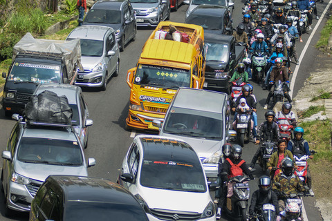 Pengendara melintasi jalur mudik di kawasan Nagreg, Kabupaten Bandung, Jawa Barat, Jumat (28/3/2025). Foto: ANTARA FOTO/Novrian Arbi