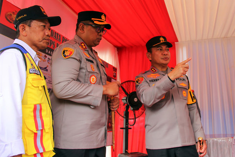 Kapolda Riau Irjen Pol Herry Heryawan (kanan) memberikan arahan kepada Kapolres Dumai AKBP Hardi Dinata H (tengah) saat meninjau Posko Mudik Lebaran 2025 di Gerbang Tol Dumai, Riau, Jumat (28/3/2025). Foto: ANTARA FOTO/Aswaddy Hamid