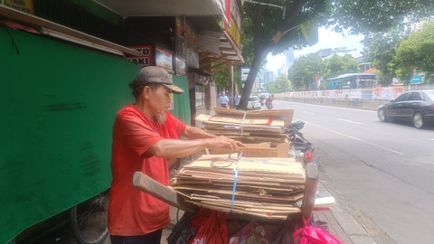 Jack (52) mengumpulkan barang bekas di kawasan Mampang, Jaksel, Jumat (28/3).  Foto: Thomas Bosco/kumparan