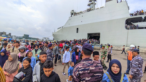 Seribuan pemudik yang naik kapal perang KRI Banjarmasin tiba di Pelabuhan Tanjung Mas Semarang, Jumat (28/3/2025). Foto: Intan Alliva/kumparan