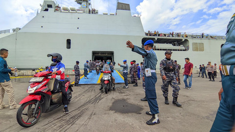 Seribuan pemudik yang naik kapal perang KRI Banjarmasin tiba di Pelabuhan Tanjung Mas Semarang, Jumat (28/3/2025). Foto: Intan Alliva/kumparan