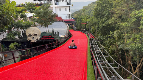 Wahana Sky Slide di HeHa Sky View. Foto: Mawar BS/Pandangan Jogja