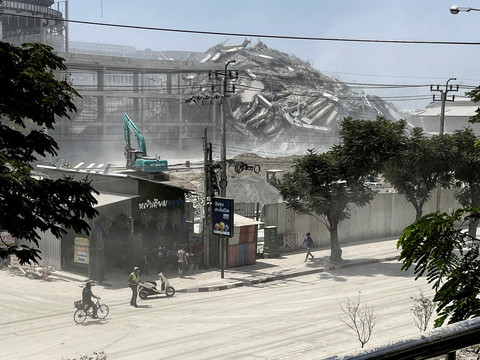 Bangunan runtuh setelah gempa bumi dahsyat melanda Myanmar bagian tengah pada hari Jumat (28/3). Foto: REUTERS/Ann Wang