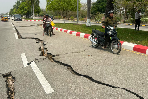 Retakan terlihat di jalan di Naypyidaw pada 28 Maret 2025, setelah gempa bumi di Myanmar bagian tengah.  Foto: Sai Aung MAIN / AFP