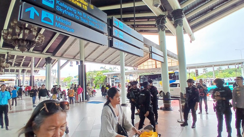 Personel gegana atau jibom dikerahkan untuk pengamanan puncak arus mudik Lebaran 2025 di Bandara Soekarno-Hatta, Banten, Jumat (28/3/2025). Foto: kumparan