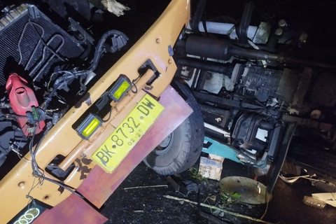 Truk tronton mengalami kecelakaan di Jalan Medan-Karo, Kecamatan Sibolangit, Kabupaten Deli Serdamg, Sumut, Kamis( 27/3/2025). Foto: Polrestabes Medan