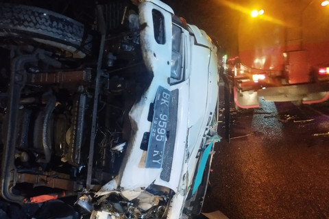 Truk tronton mengalami kecelakaan di Jalan Medan-Karo, Kecamatan Sibolangit, Kabupaten Deli Serdamg, Sumut, Kamis( 27/3/2025). Foto: Polrestabes Medan