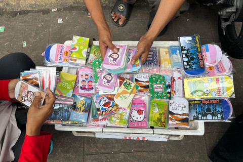 Berbagai desain amplop Lebaran 2025 untuk THR di sekitar Pasar Tanah Abang, Jakarta Pusat, Jumat (28/3/2025). Foto: Alya Zahra/kumparan 