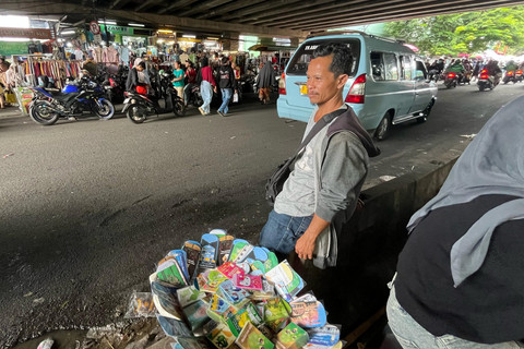 Anwar, penjual amplop Lebaran 2025 untuk THR di sekitar Pasar Tanah Abang, Jakarta Pusat, Jumat (28/3/2025). Foto: Alya Zahra/kumparan 