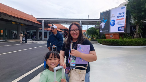 Ritha dan keluarga di Bandara Internasional I Gusti Ngurah Rai, Jumat (28/3/2025). Foto: Denita BR Matondang/kumparan