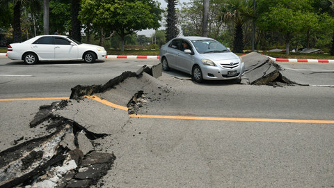 Pengendara berusaha melewati jalan yang rusak di Naypyidaw pada 28 Maret 2025, setelah gempa bumi di Myanmar bagian tengah. Foto: Sai Aung MAIN / AFP