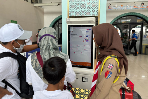 Anggota Pramuka seluruh Jakarta sukarela membantu pemudik di Stasiun Pasar Senen, Jakarta Pusat pada Jumat (28/3/2025). Foto: Abid Raihan/kumparan