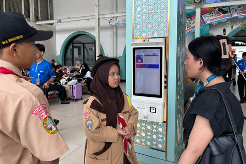 Anggota Pramuka seluruh Jakarta sukarela membantu pemudik di Stasiun Pasar Senen, Jakarta Pusat pada Jumat (28/3/2025). Foto: Abid Raihan/kumparan